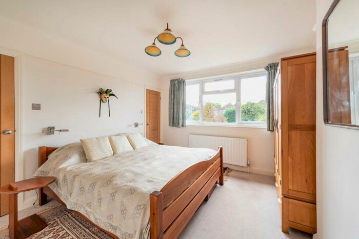 3 Bedroom Semi-Detached House To Rent In Brockenhurst Avenue, Worcester Park, KT4