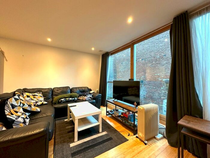 2 Bedroom Flat To Rent In Neptune Street, Leeds, West Yorkshire, Uk, LS9