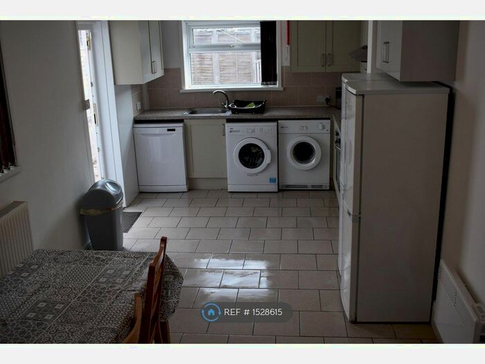 5 Bedroom Terraced House To Rent In May Street, Cardiff, CF24