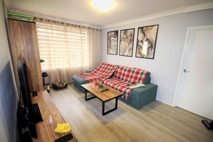 2 Bedroom Flat To Rent In West Park Grove, Leeds, LS8