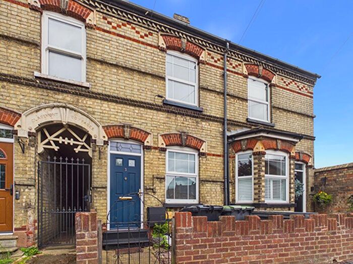 3 Bedroom Semi-Detached House For Sale In Rose Lane, Biggleswade, SG18