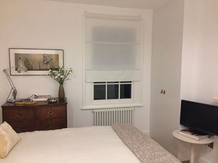 2 Bedroom Cottage To Rent In Lancaster Cottages, Richmond, TW10