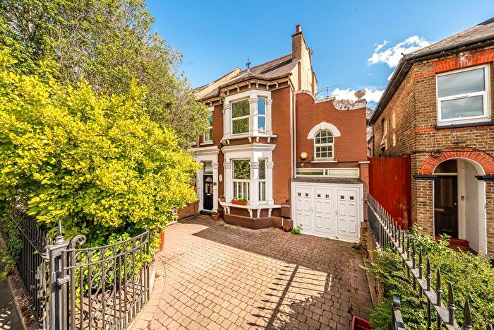 4 Bedroom Semi-Detached House For Sale In Hanworth Road, Hounslow, TW3