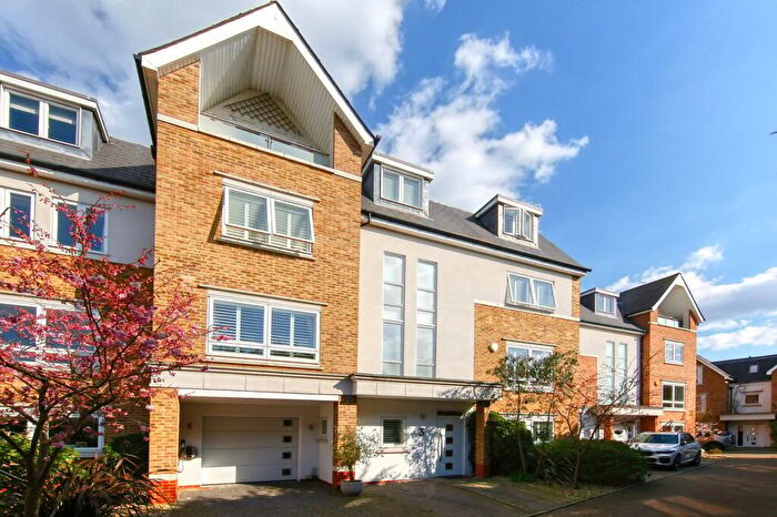 5 Bedroom Semi-Detached House For Sale In Clavering Place, London, SW12