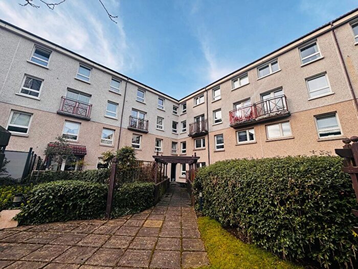2 Bedroom Flat To Rent In Hutchesontown Court, Hutchesontown, Glasgow, G5