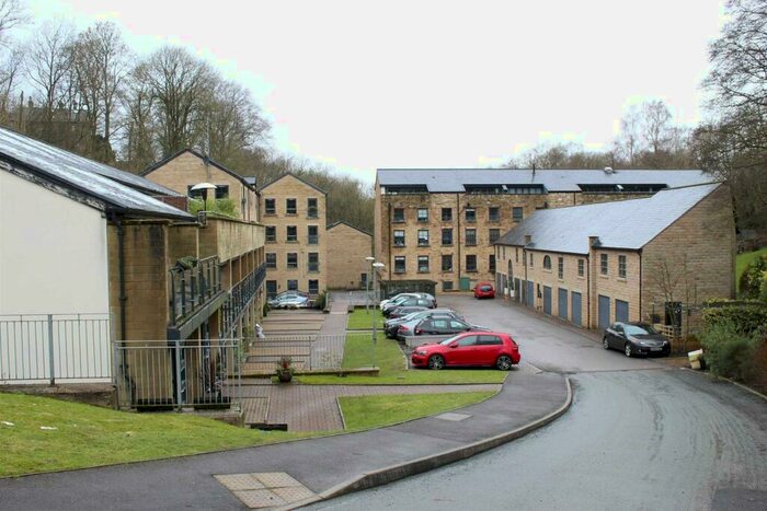 2 Bedroom Apartment To Rent In Kinderlee Way, Chisworth, Glossop, SK13