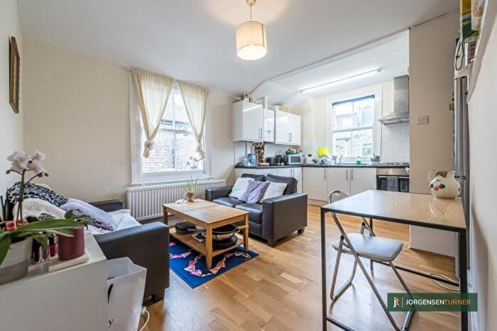 3 Bedroom Flat To Rent In Ormiston Grove, Shepherds Bush, W12