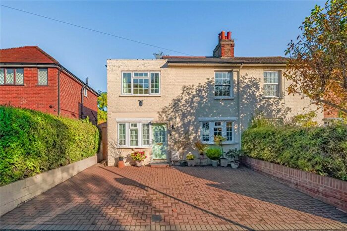4 Bedroom Semi Detached House For Sale In High Street, Iver, Buckinghamshire, SL0