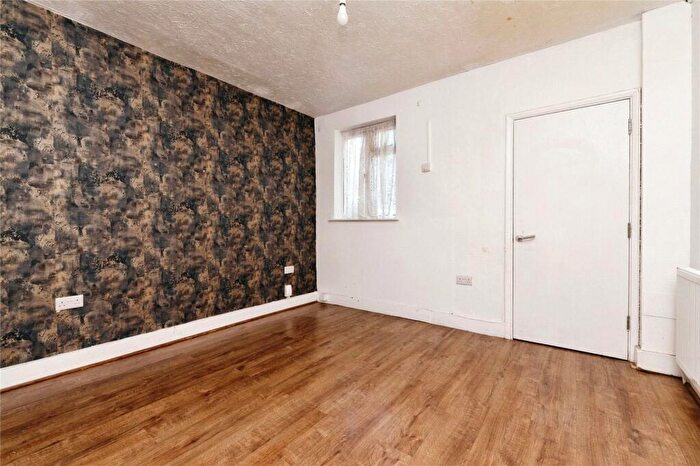 2 Bedroom End Of Terrace House For Sale In Argyll Road, Grays, Essex, RM17