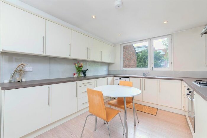 3 Bedroom Flat To Rent In Henderson Drive, NW8