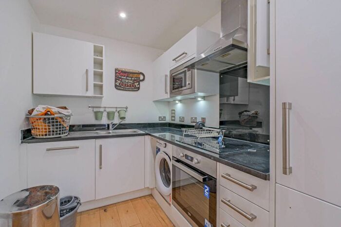 2 Bedroom Flat To Rent In New Century House, Canning Town, London, E16