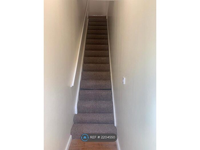 2 Bedroom Flat To Rent In Stony Lane, Bradford, BD2