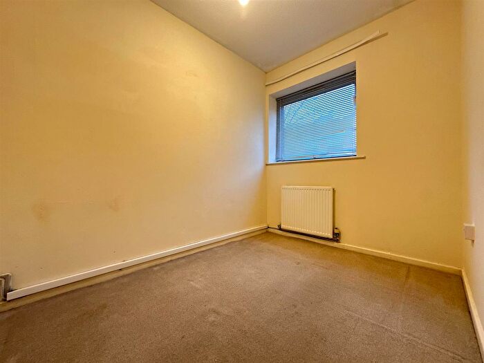 2 Bedroom Flat To Rent In Cross Hey Avenue, Prenton, CH43