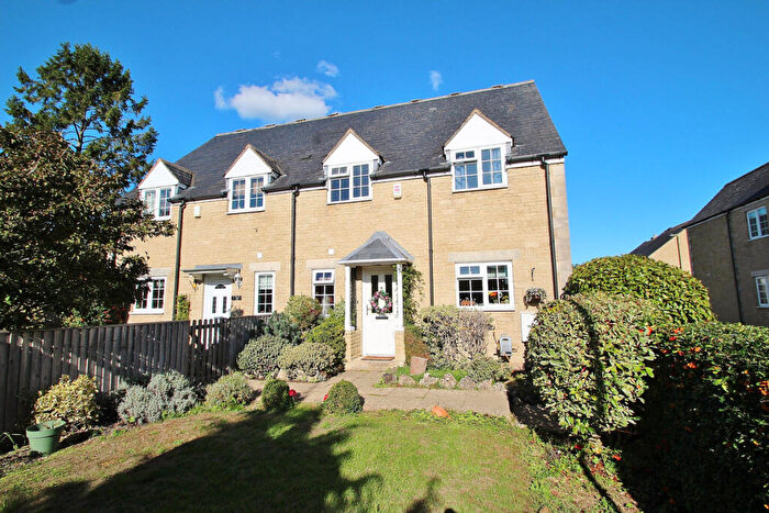 3 Bedroom Semi-Detached House For Sale In Chalcroft Close, Ducklington, OX29