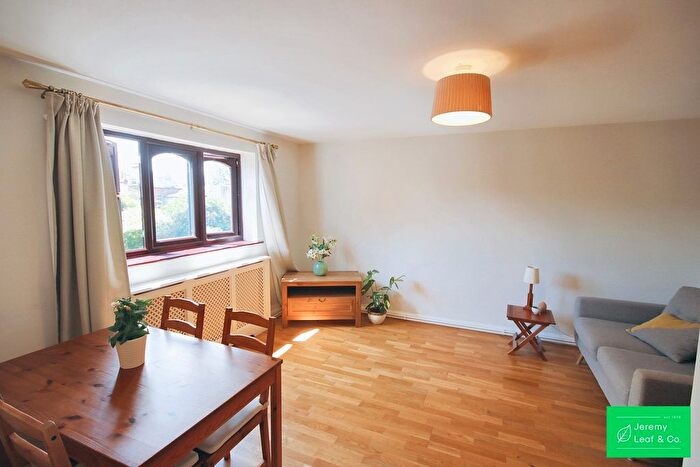 2 Bedroom Property To Rent In Dale Grove, London, N12