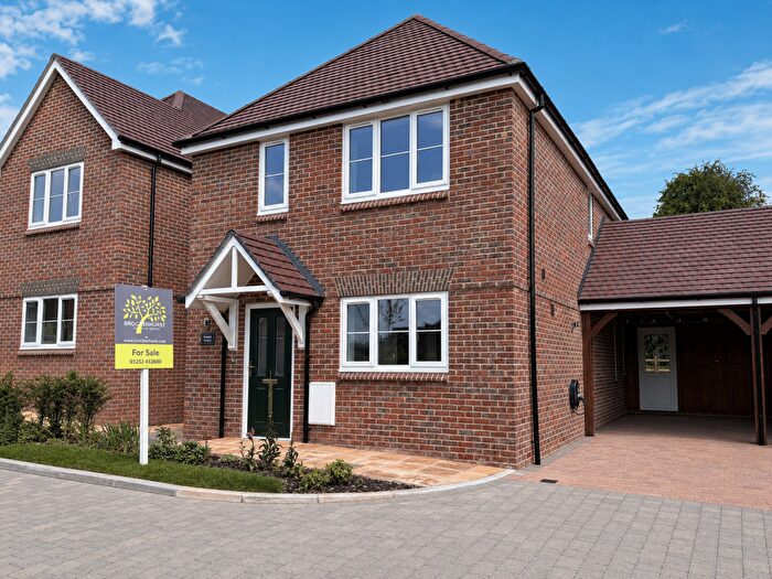2 Bedroom Link Detached House For Sale In Mayflower Grove, Bramley, RG26
