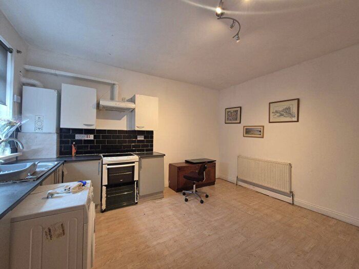 2 Bedroom Flat To Rent In High Street, Brierley Hill, DY5