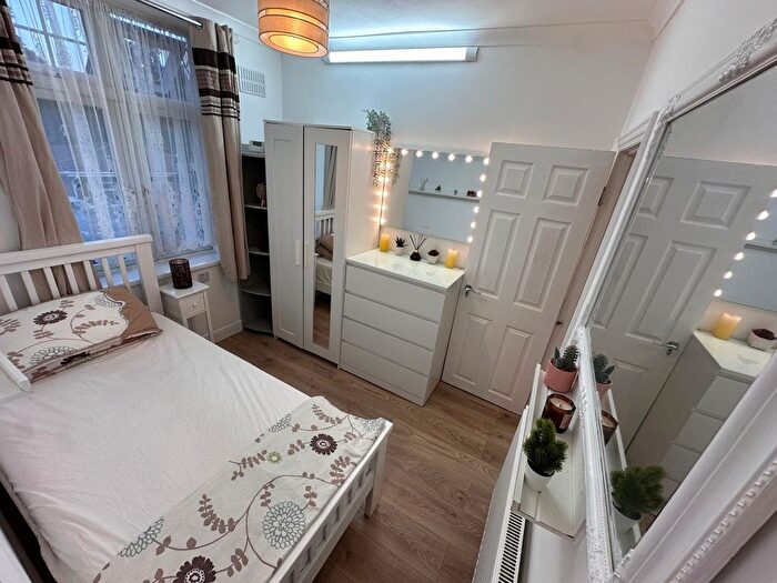 2 Bedroom Flat To Rent In Wellington Road South, Hounslow, TW4