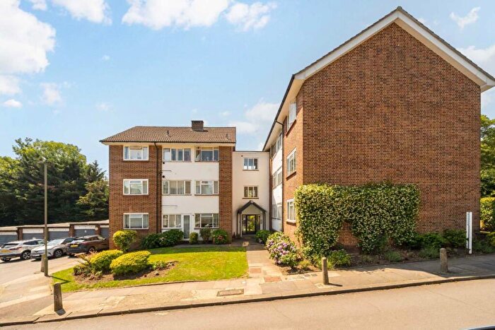 2 Bedroom Flat For Sale In Freeland Park, Hendon, NW4