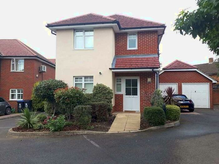 2 Bedroom Detached House To Rent In Loxley Close, Byfleet, KT14