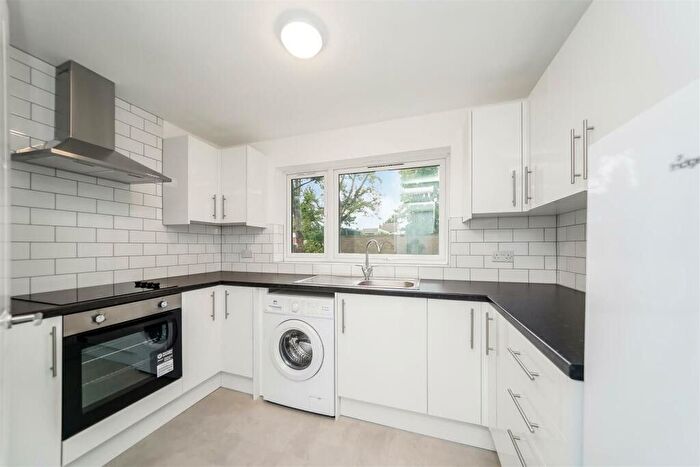 3 Bedroom Flat To Rent In Warwick Road, Thornton Heath, Surrey, CR7