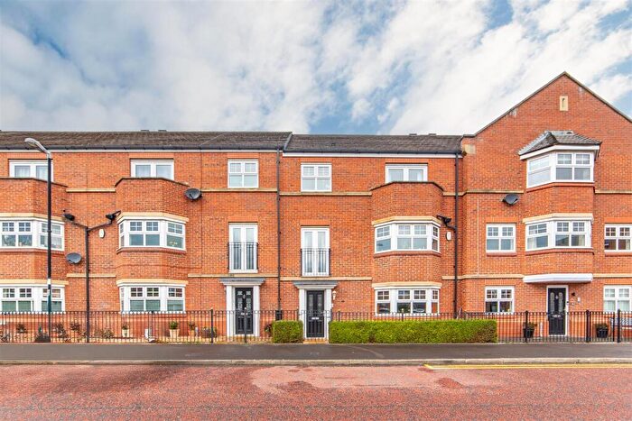 5 Bedroom Town House For Sale In Featherstone Grove, Melbury, NE3