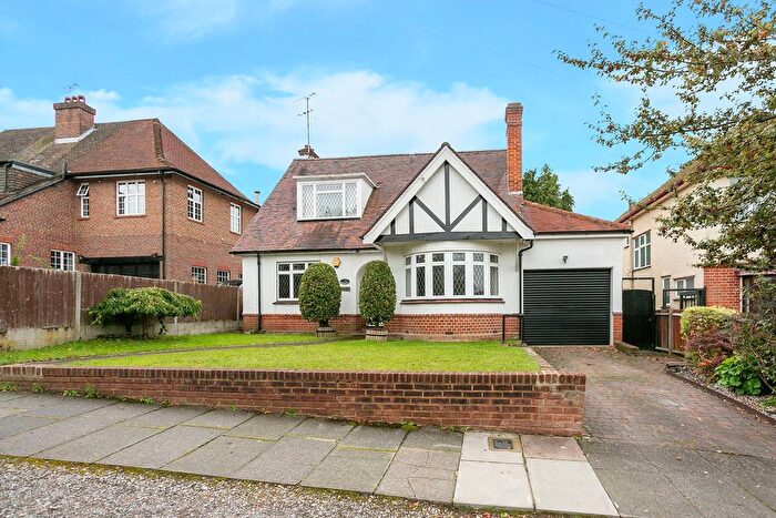 3 Bedroom Detached House For Sale In Parkside Drive, Watford, WD17