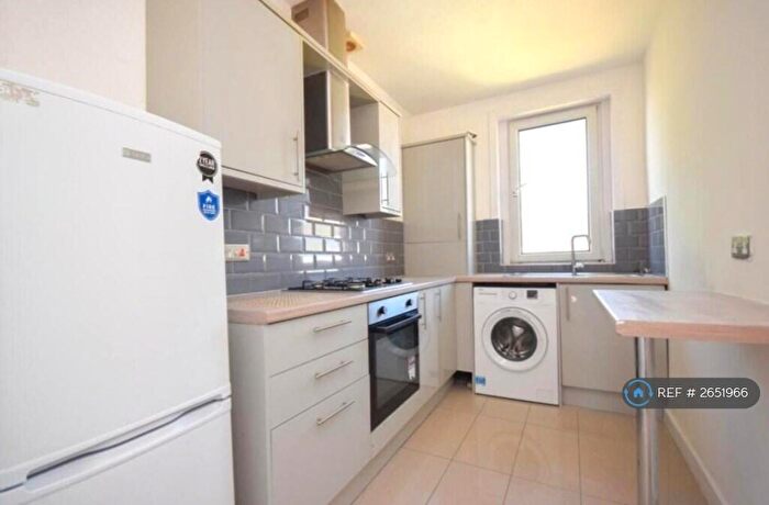 2 Bedroom Flat To Rent In Bruce Avenue, Motherwell, ML1