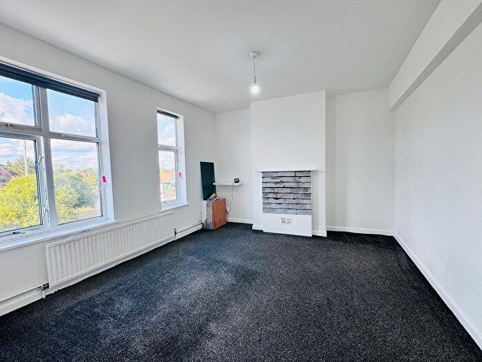 2 Bedroom Flat To Rent In Warwick Parade, Kenton Lane, Harrow, HA3