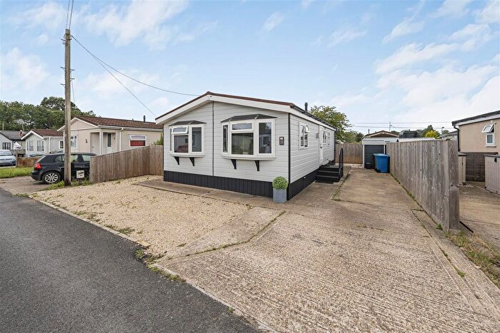 2 Bedroom Mobile/park Home For Sale In Cranbourne Hall Park, Winkfield, Windsor, SL4