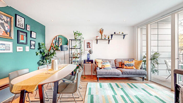 2 Bedroom Flat For Sale In Whiston Road, London, E2