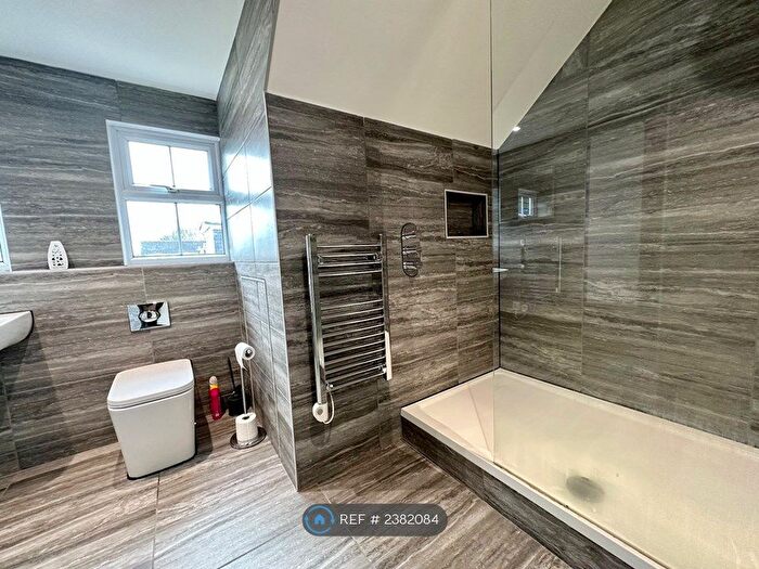 2 Bedroom Flat To Rent In Alwoodley, Leeds, LS17