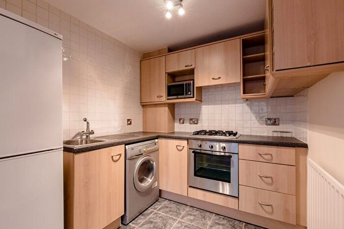 1 Bedroom Flat To Rent In Centre Court, Oakleigh Road North, N20