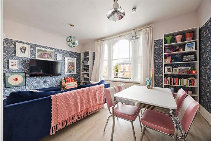 2 Bedroom Flat For Sale In Lea Bridge Road, Leyton, E10