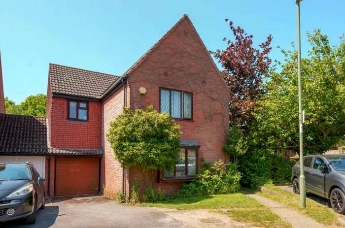 4 Bedroom Link Detached House To Rent In Norbury Close, South Millers Dale, Chandlers Ford, SO53