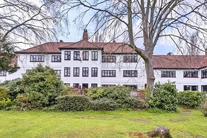 3 Bedroom Flat For Sale In Christ Church Mount, Epsom, Surrey, KT19