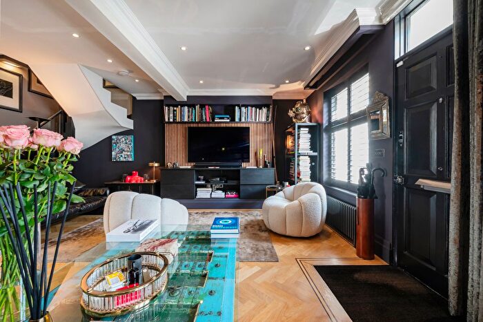 3 Bedroom Mews For Sale In Eaton Mews West, London, SW1W