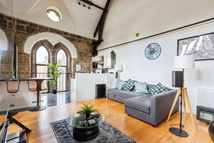 2 Bedroom Flat For Sale In Calverley Road, Oulton, Leeds, LS26