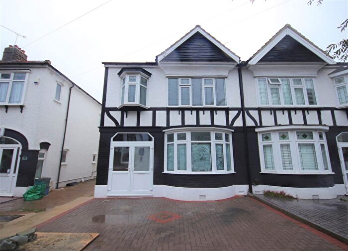 Semi-detached House To Rent In Earlswood Gardens, Ilford, IG5