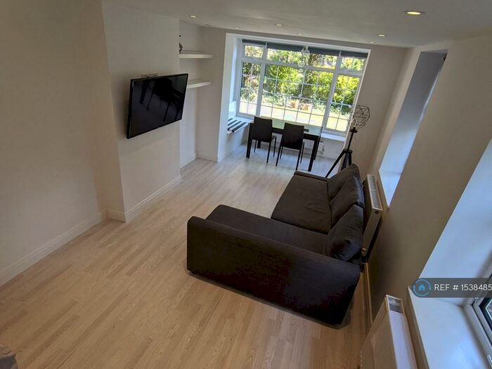 2 Bedroom Flat To Rent In Glebe Court, Mitcham, CR4