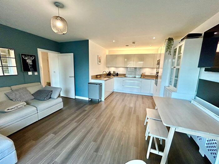 2 Bedroom Flat For Sale In Jackdaw Close, Romford, RM3