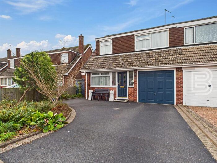 3 Bedroom Semi Detached House For Sale In Oberon Close, Woodlands, Rugby, CV22