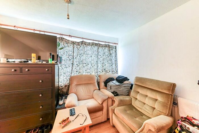 1 Bedroom Flat For Sale In Illingworth Close, Mitcham, CR4