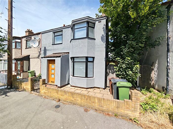 3 Bedroom End Of Terrace House To Rent In Heath Road, Romford, RM6
