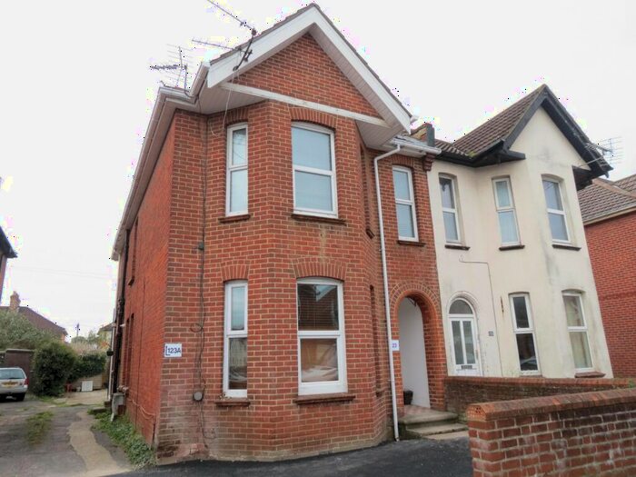 2 Bedroom Flat To Rent In Bedroom First Floor Flat In Charminster, BH8