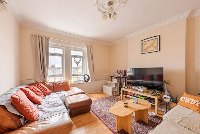 3 Bedroom Flat To Rent In Ouseley Road, London, SW12