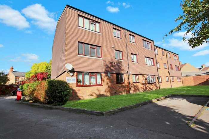 2 Bedroom Flat To Rent In Whitchurch Lane, Canons Park, Edgware, HA8