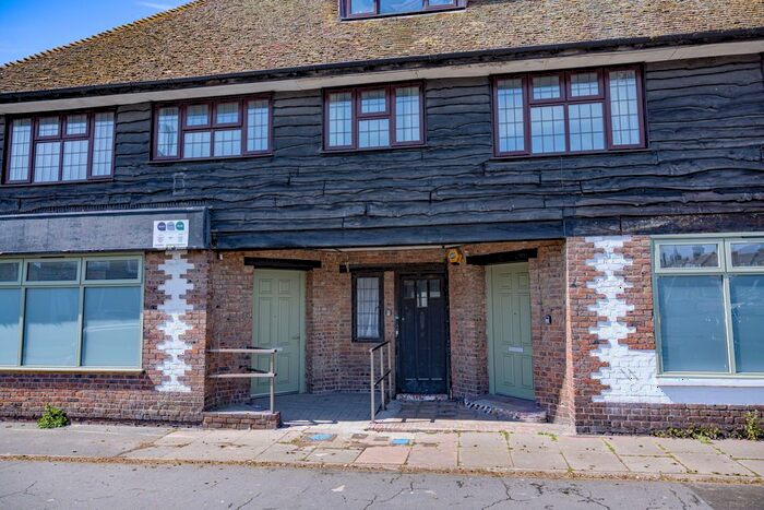 2 Bedroom Flat To Rent In Cooden Sea Road, Bexhill-On-Sea, TN39
