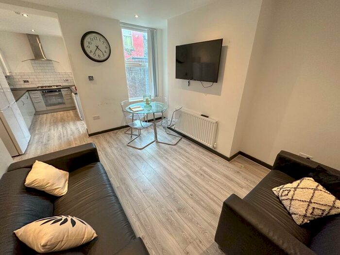 6 Bedroom Terraced House To Rent In Hannan Road, L6