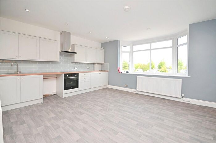 3 Bedroom Flat To Rent In Hornchurch Road, Hornchurch, Essex, RM12